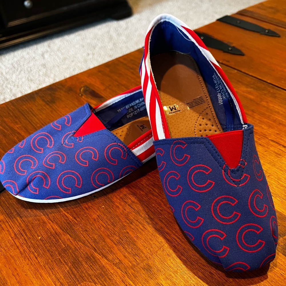 Chicago cubs Womens (Tom’s like) shoes. Size Medium (about size 6.5/7)